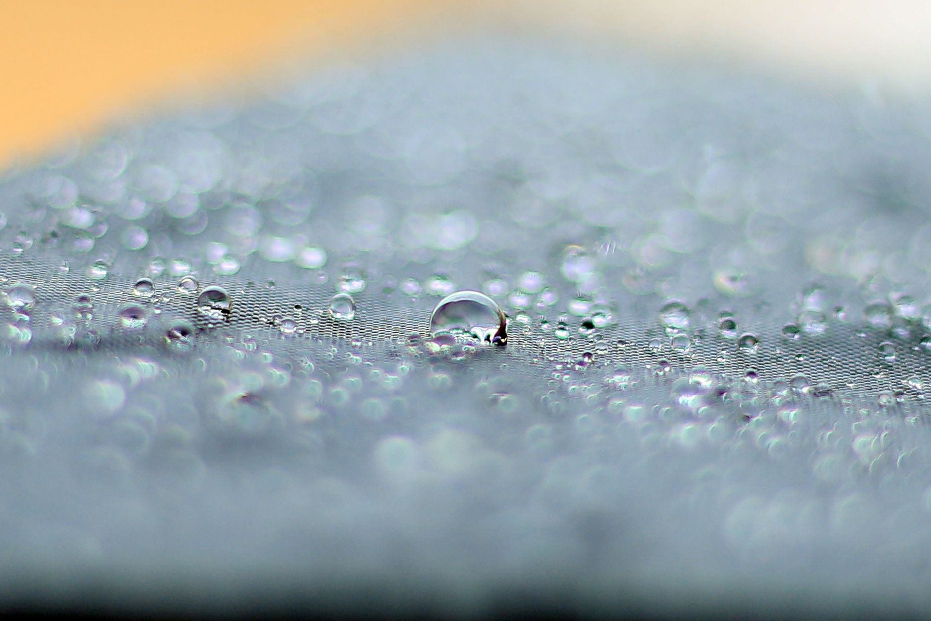 Imperméable ou déperlant : comprendre la différence